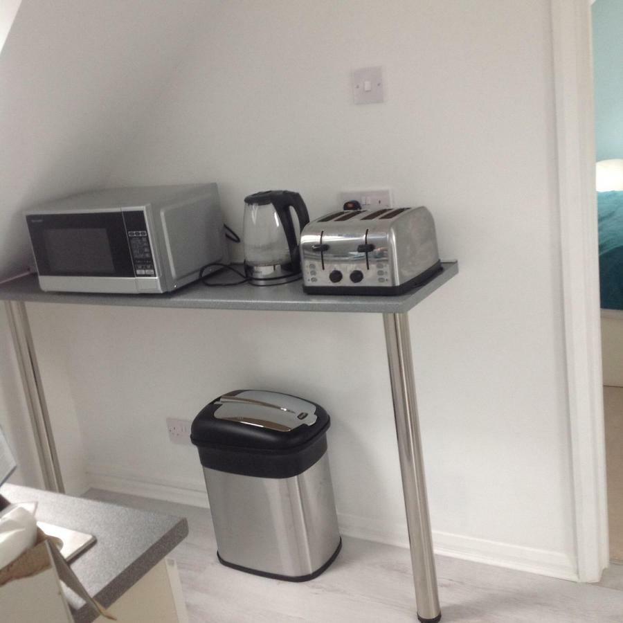 Number Forty One Bed and Breakfast Hillingdon Exteriör bild