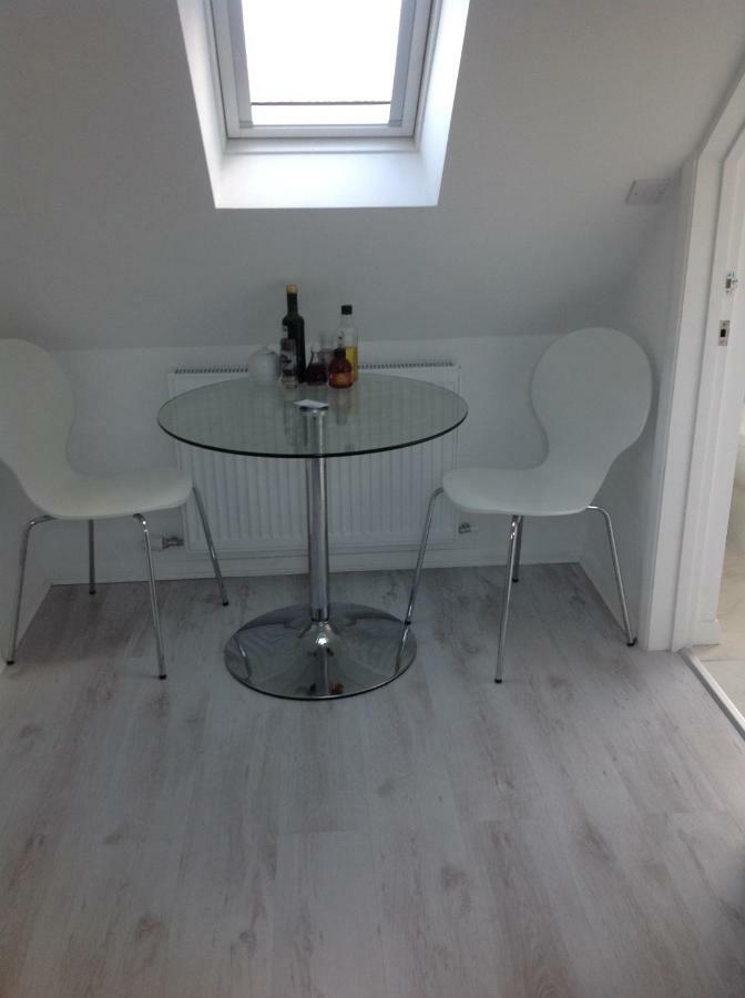 Number Forty One Bed and Breakfast Hillingdon Exteriör bild