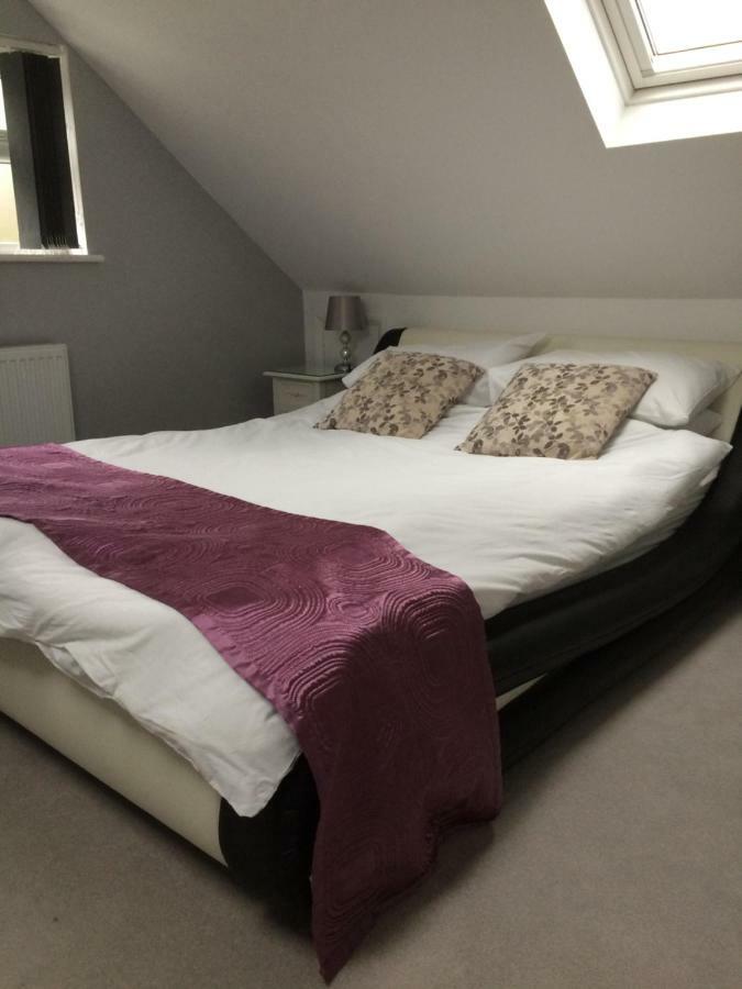 Number Forty One Bed and Breakfast Hillingdon Exteriör bild